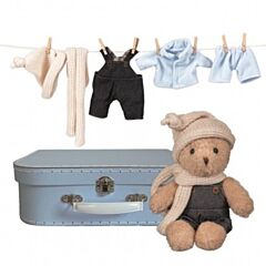 Teddybär mit Kleidung in der Tasche