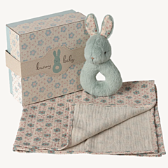 Maileg Set - Wickeldecke und Kaninchenrassel - Minze. Spielzeug, Taufgeschenk