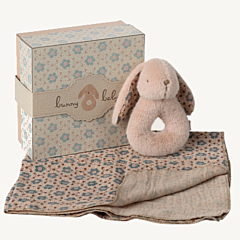 Maileg Set - Wickeldecke und Kaninchenrassel - Powder. Spielzeug, Taufgeschenk